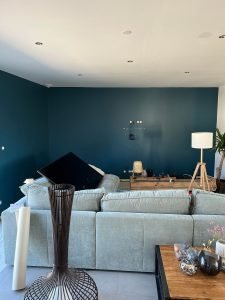 peinture bleu foncé mur